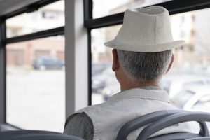 Como funciona o transporte para idosos em passagens de ônibus de viagem?