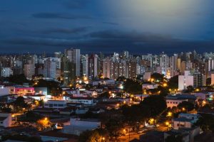 Campinas vista de cima com o céu noturno, mostrando as possibilidades do que fazer na cidade.