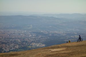 Família passando férias em Atibaia após ler o guia sobre o que fazer da Pássaro Marron.