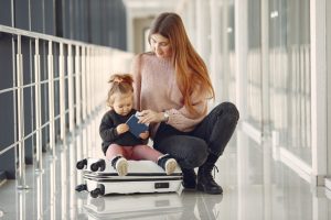 Mãe se preparando para uma viagem com bebês