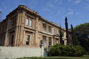 Fachada da Pinacoteca, um dos lugares mais famosos para passeios culturais em SP.