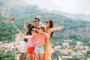 Viagem fim de ano: imagem mostra família tirando fotos.