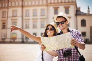 casal de turistas conhecendo Jacareí em São Paulo