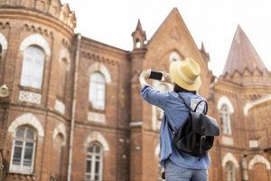 turista viajando após pesquisar lugares para viajar